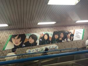 地鐵站一出就可看到冬季女子奧運隊的海報。在場內時常會遇到她們，不但近在咫尺看到奧運級水準打冰壺，又是同一場地練習，感覺寧舍型。